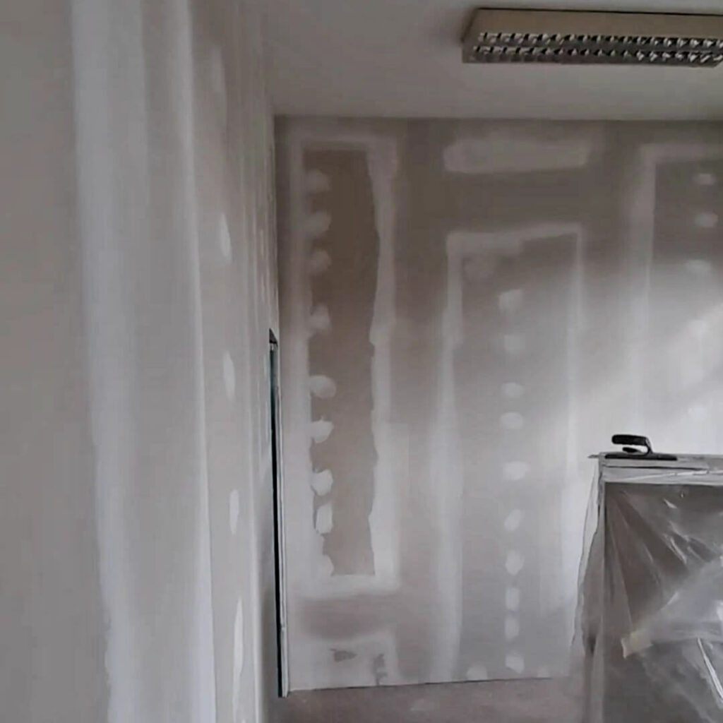 Interni di un edificio stiledil durante i lavori di cartongesso a Bergamo